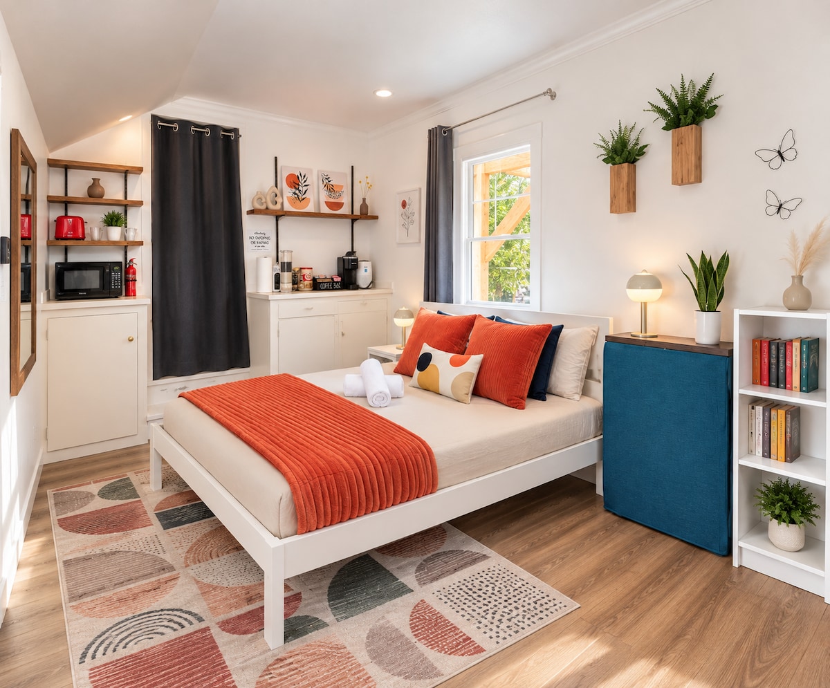Garden studio with bed and kitchenette (no stove)