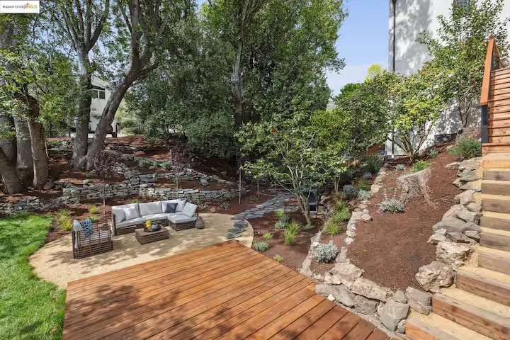 Shared backyard patio seating at the sunny suite